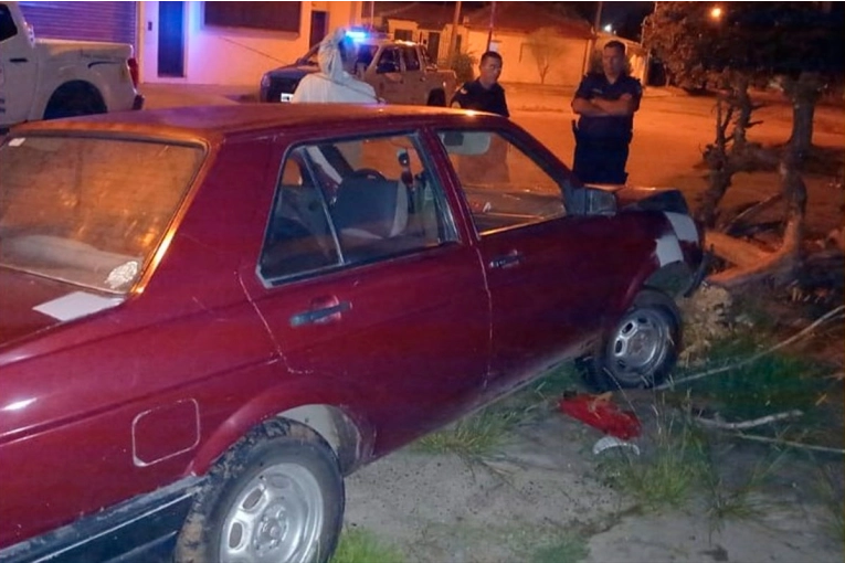 Conductor alcoholizado subió a la vereda con su auto y chocó contra un árbol en Paraná