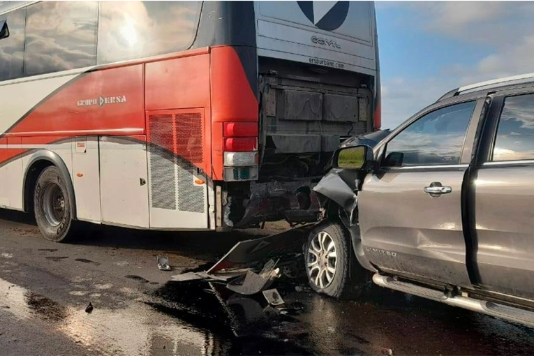 Tres heridos fue el saldo del choque entre una camioneta y un colectivo sobre ruta 18