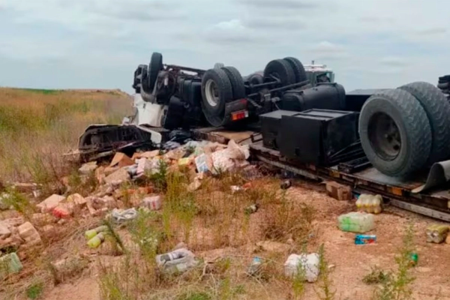 Cami&oacute;n saqueado