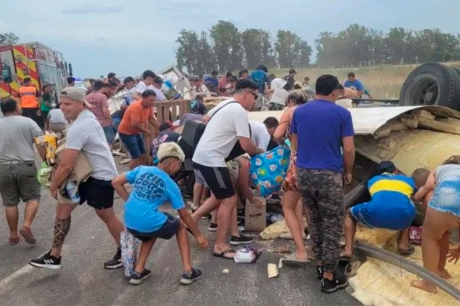 Cami&oacute;n saqueado