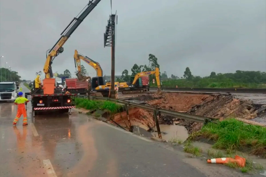El socav&oacute;n en la ruta durante el temporal.