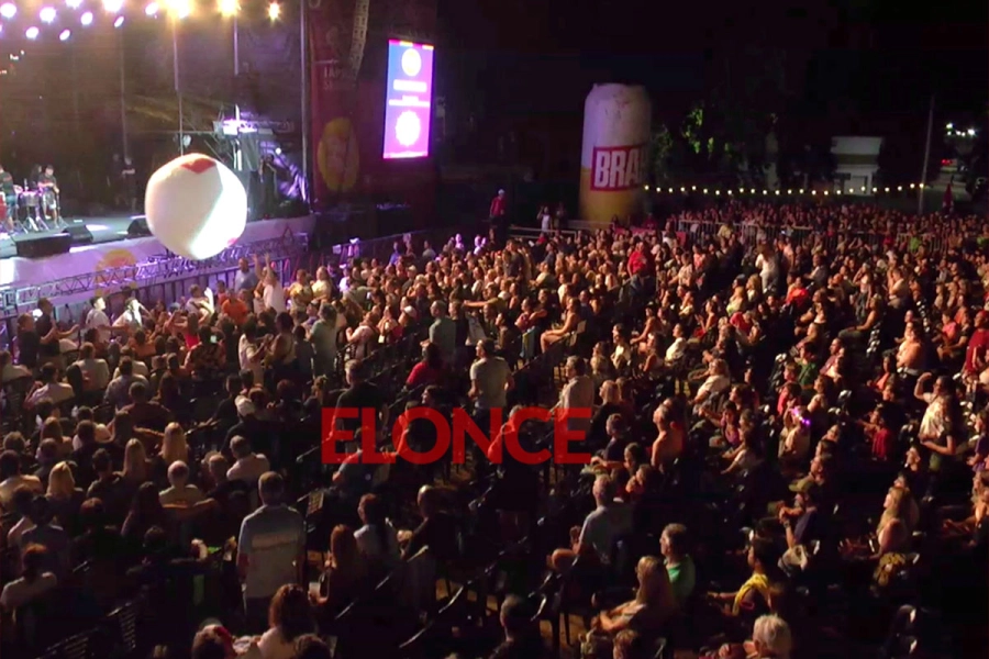 Miles de personas en la Fiesta de la Playa.