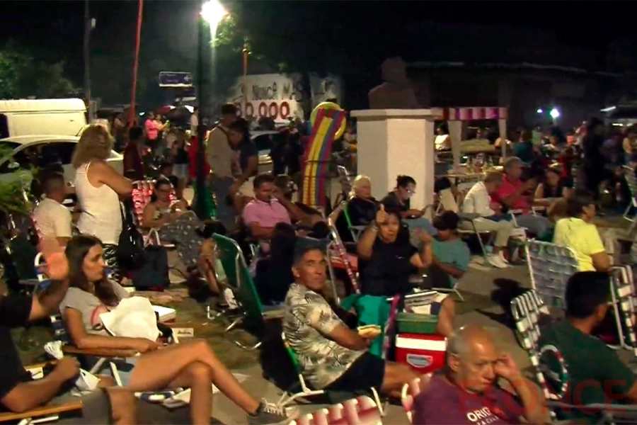 Con sillones en las inmediaciones del predio