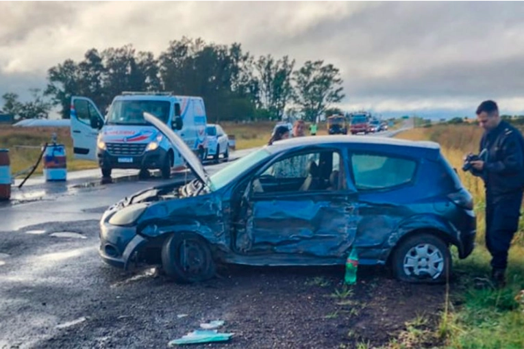 Una ambulancia y un auto chocaron en cruce de rutas 14 y 20