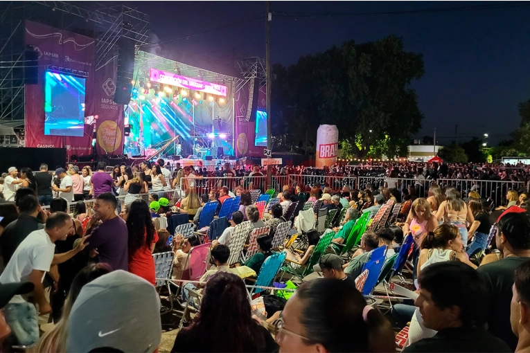 Fiesta de la Playa: miles de personas disfrutan y esperan a Ke Personajes para bailar