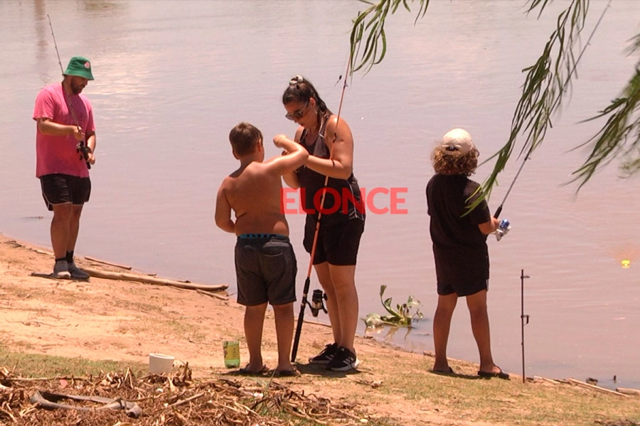 Familia pescando en Paran&aacute;.
