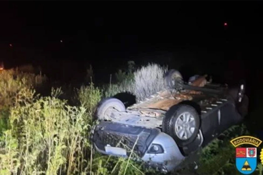 As&iacute; qued&oacute; el auto volcado. Polic&iacute;a de Brasil