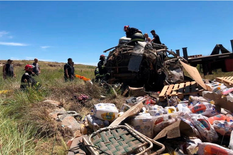 Nueva tragedia vial: tres muertos al chocar un auto y un camión en la ruta 74