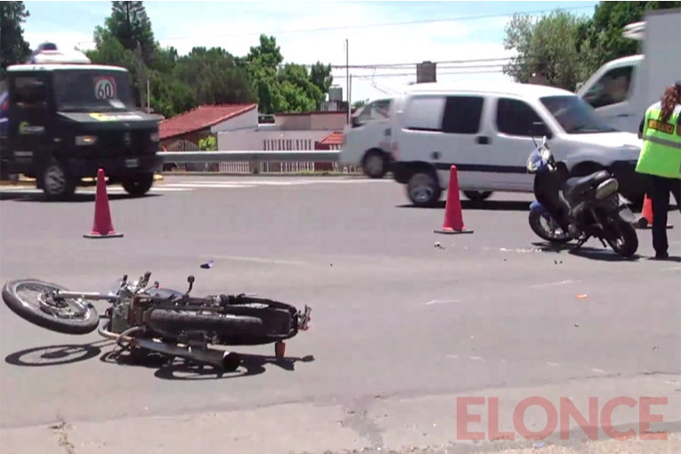 Dos motos chocaron en Paraná: tres personas, entre ellas un niño, fueron hospitalizadas