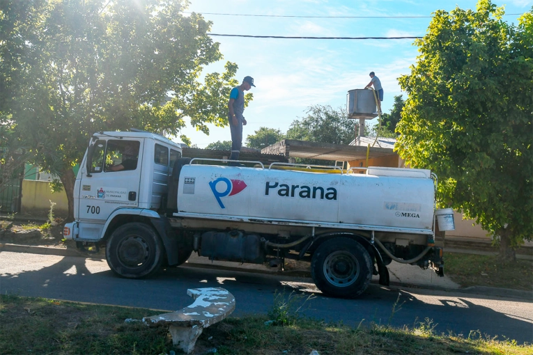 Asisten a barrios de la zona oeste de Paraná ante la poca presión de agua potable