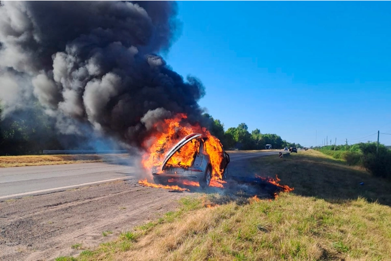 Un auto se incendió en la autovía 12 y el fuego afectó banquinas y pastizales