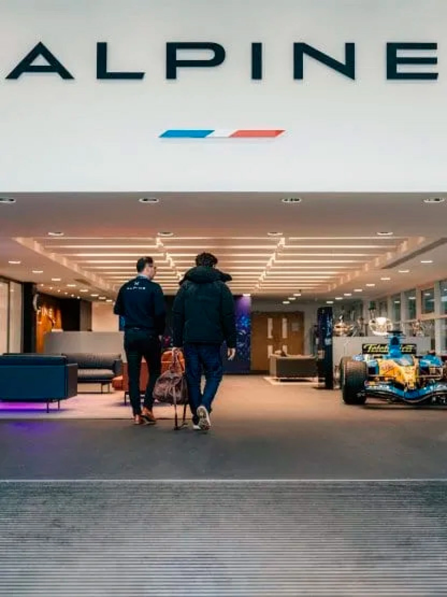 Franco Colapinto visit&oacute; la m&iacute;tica f&aacute;brica de la escuder&iacute;a de Alpine. Prensa