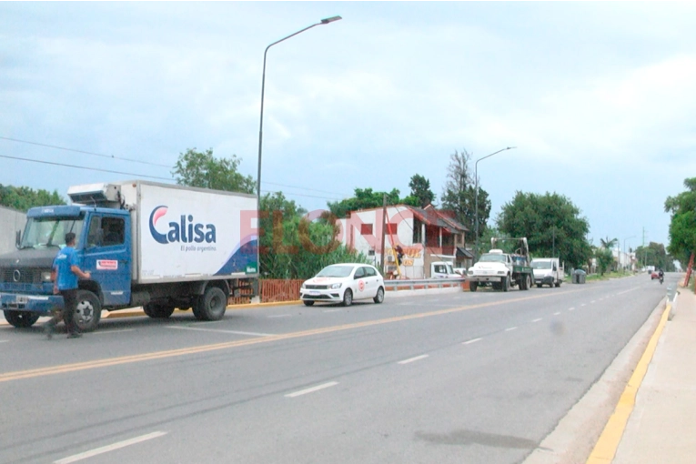 Camión de gran porte enganchó un cable eléctrico y otro rodado sufrió las consecuencias