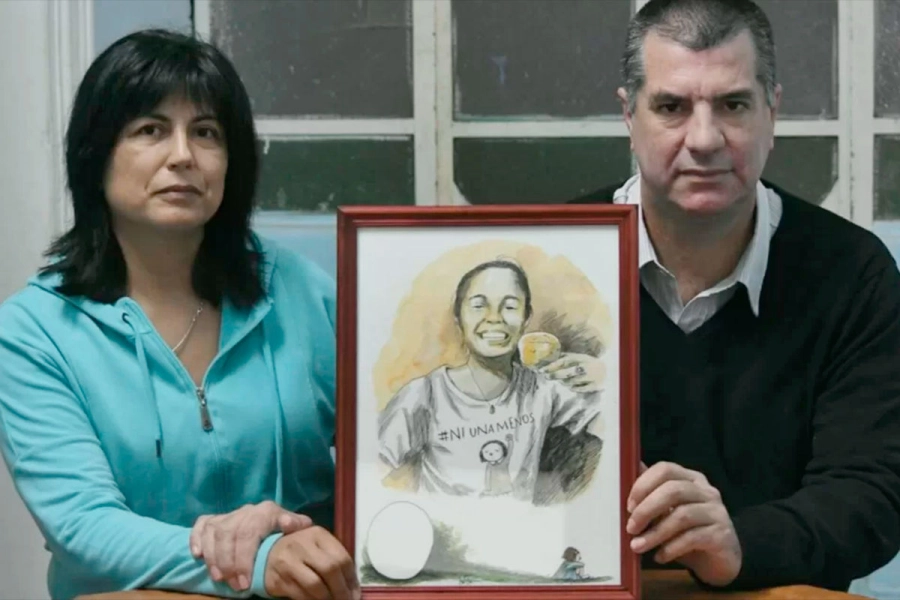 Los padres de Micaela con un cuadro de su hija