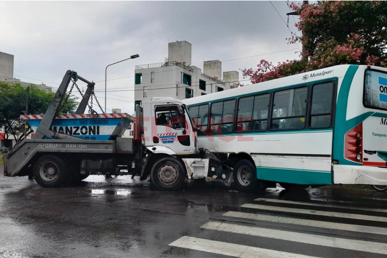 Un colectivo y un camión chocaron en esquina de Paraná: vecinos reclaman semáforos