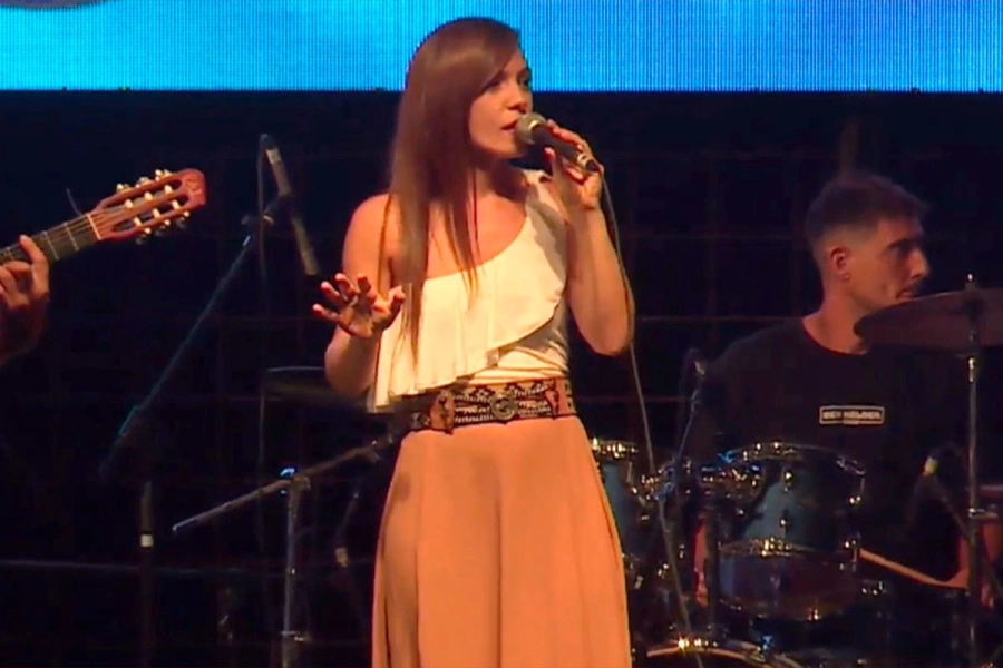 Mar&iacute;a Luz Erazun se en el escenario de Sauce de Luna.