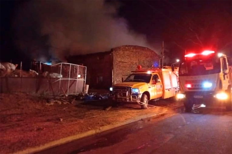 Se incendió un galpón de reciclaje en Concordia: arduo trabajo de Bomberos para combatir las llamas