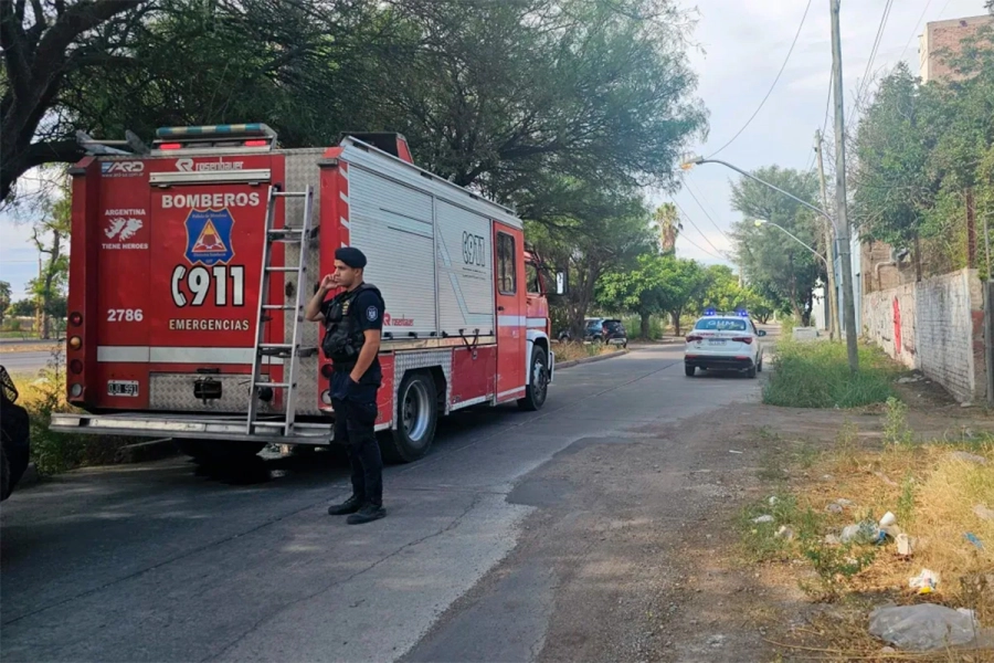 Bomberos y polic&iacute;as trabajando en el lugar del tr&aacute;gico hecho. El Sol