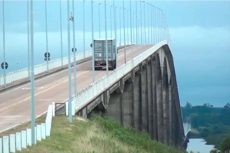 Buscan a mujer uruguaya que se arrojó al río desde el puente internacional General San Martín