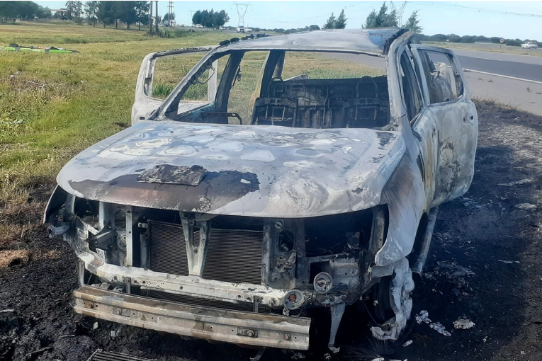 Se incendió una camioneta en la Autovía Artigas y el fuego alcanzó la banquina