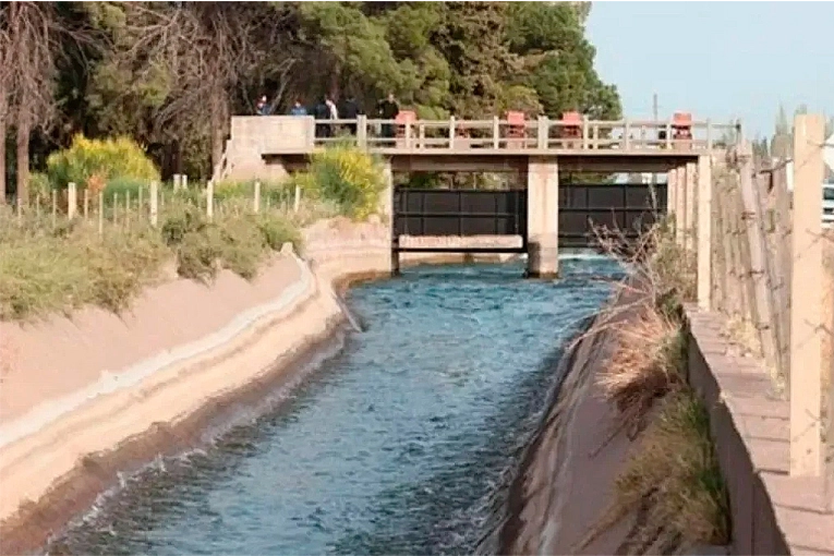 Murió ahogado cuando se refrescaba con sus hijos y fue arrastrado por la corriente