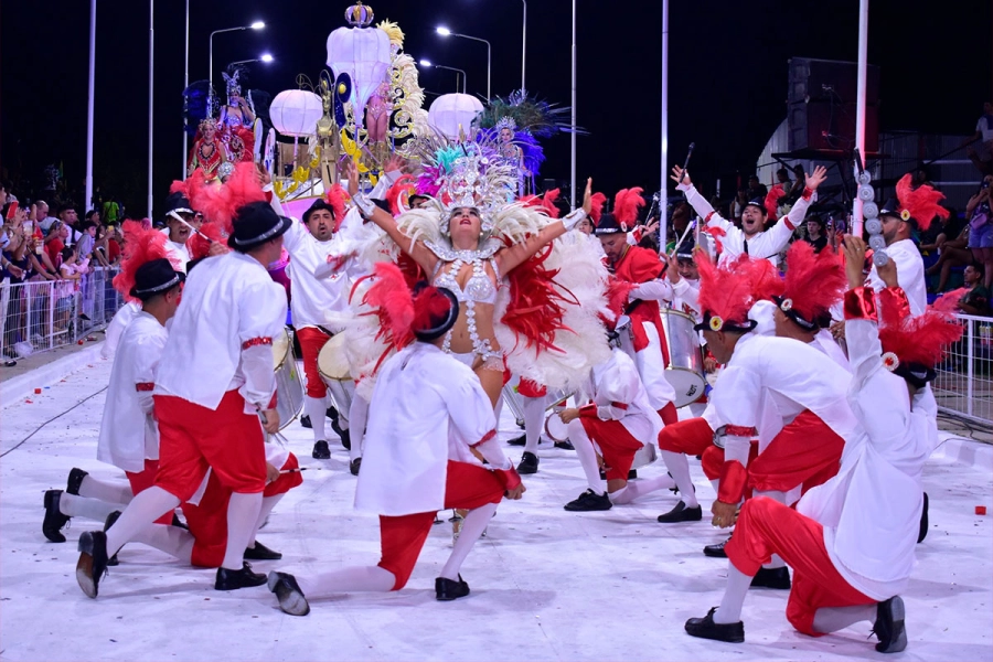 Miles de espectadores en la primera noche de carnaval en Santa Elena.