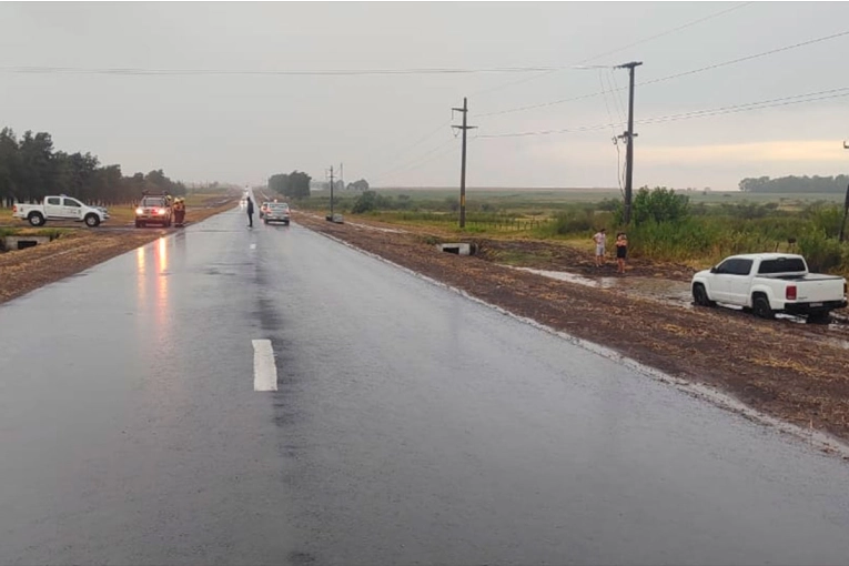 Se registraron dos despistes de vehículos en la Ruta 12 debido a la intensa lluvia