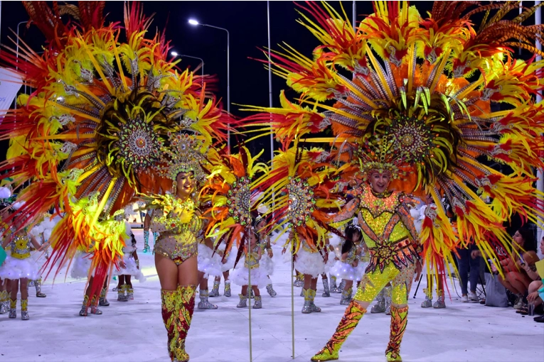 Miles de espectadores vibraron con la primera noche del carnaval en Santa Elena