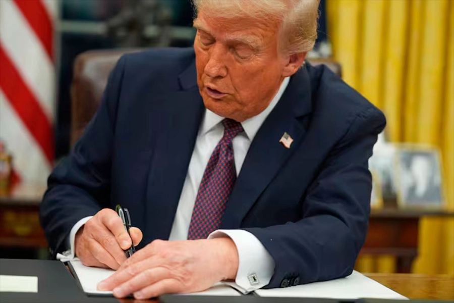 El presidente, Donald Trump, firma una orden ejecutiva en la Casa Blanca. (Foto: AP)