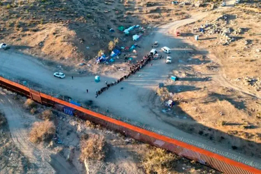 Hay tres campamentos no oficiales a cielo abierto en una zona des&eacute;rtica a medio camino entre San Diego y Cal&eacute;xico. (Foto: Getty Images)