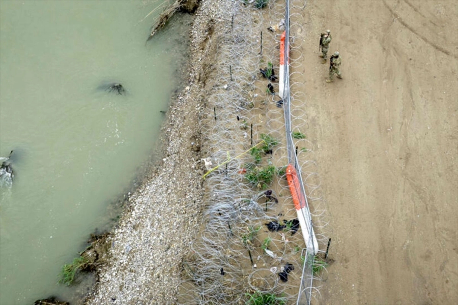 Soldados de vigilan la frontera entre Estados Unidos y M&eacute;xico en la orilla del R&iacute;o Grande. (Foto: Getty Images v&iacute;a AFP)