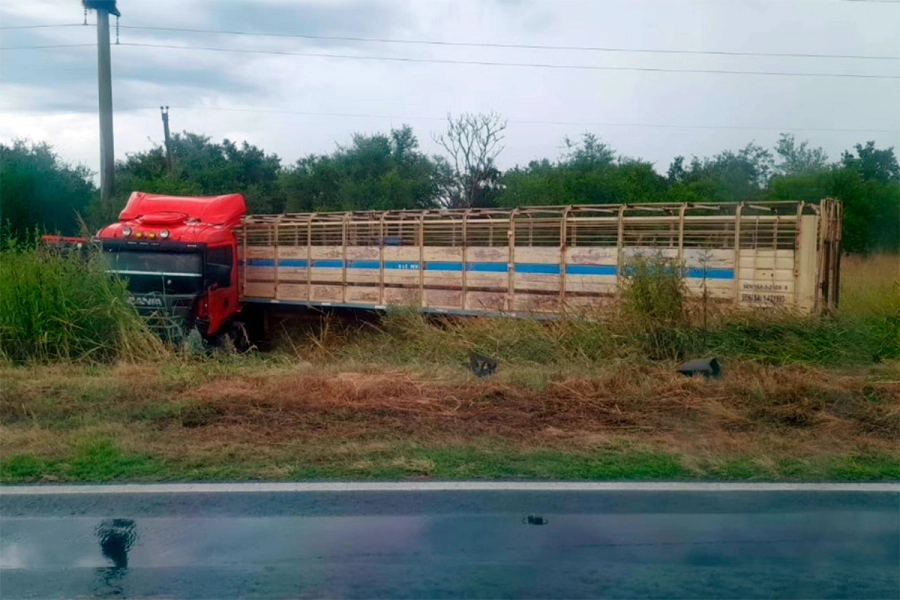 El camión despistó tras el impacto. (Foto: Canal 2 Cerrito)
