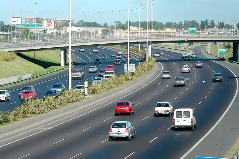 Un nene murió atropellado al intentar cruzar la autopista caminando