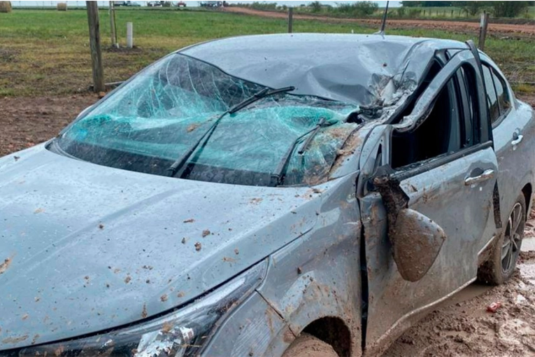 Mujer sufrió lesiones tras choque entre un auto y un camión