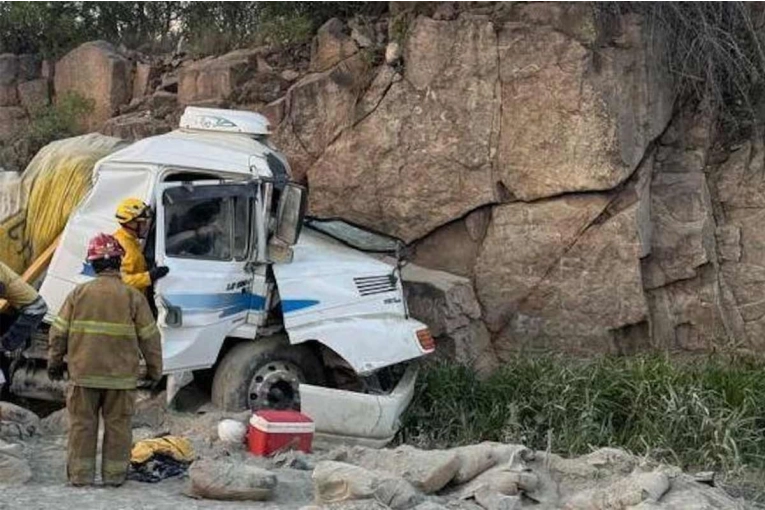 Camión chocó con un auto y terminó incrustado en una roca: el conductor falleció