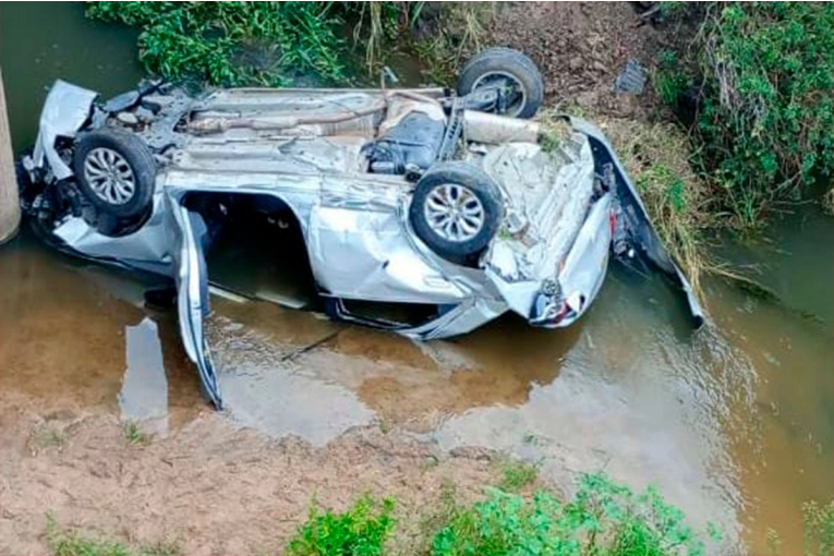 Un auto cayó de cinco metros de altura en la ruta 14: conductor se habría dormido