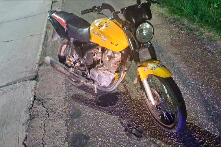 Pareja llevaba a una bebé en moto, la manta se enredó con la rueda y le arrancó una pierna