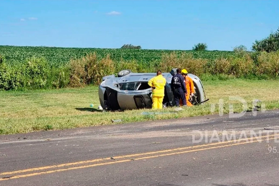El auto en el que viajaba el joven que falleció. (Foto: FM Diamante)