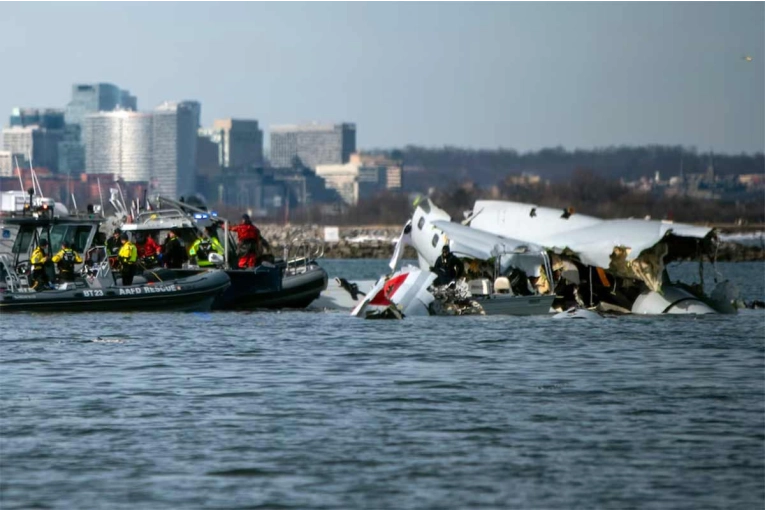 Tragedia aérea en Washington: recuperaron las cajas negras mientras sigue el rescate de las víctimas