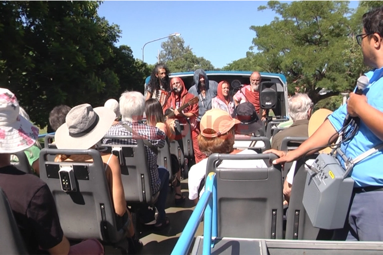 El bus turístico fue escenario de un espectáculo teatral itinerante sobre la historia de Paraná