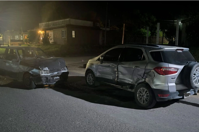 Conductor de un auto sufrió una fractura tras un accidente en Strobel