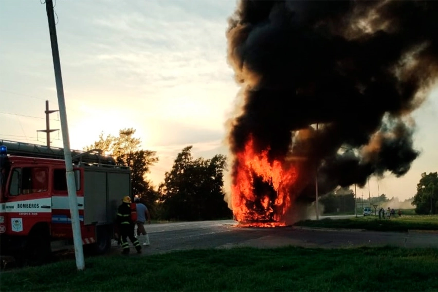 Un colectivo se incendi&oacute; sobre ruta 12, a la altura de Crespo (foto FM Estaci&oacute;n Plus)