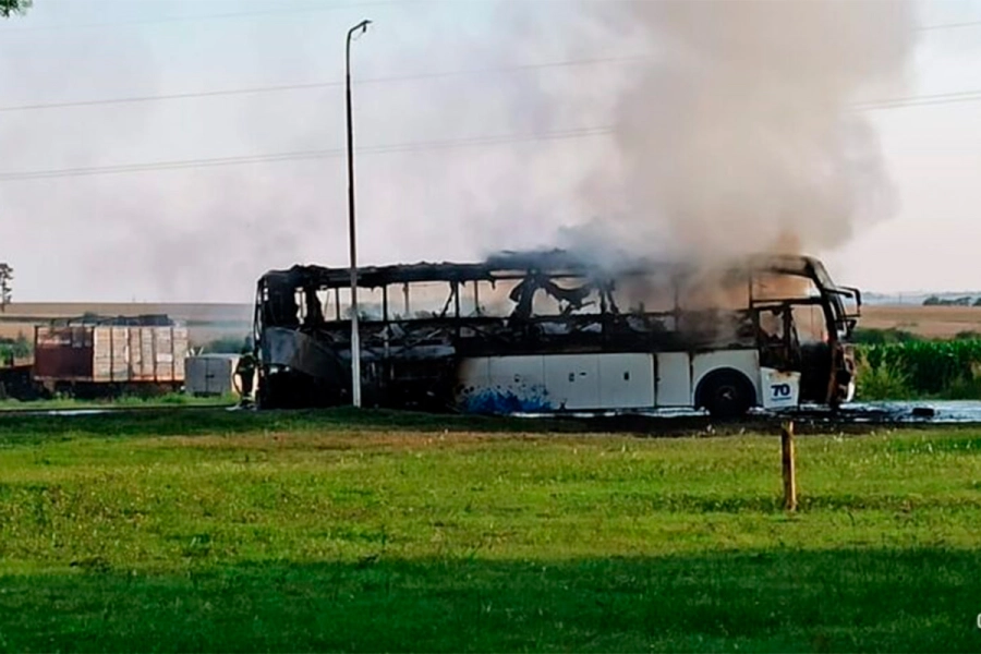 As&iacute; qued&oacute; el colectivo incendiado en Crespo (foto Estaci&oacute;n Plus)