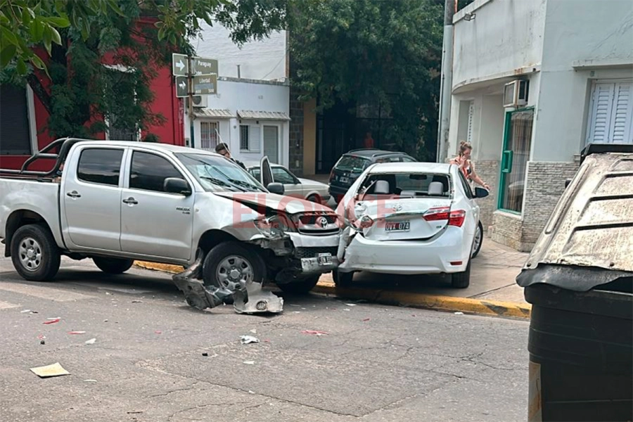 Violento choque entre auto y camioneta en esquina de Paran&aacute; (foto Elonce)