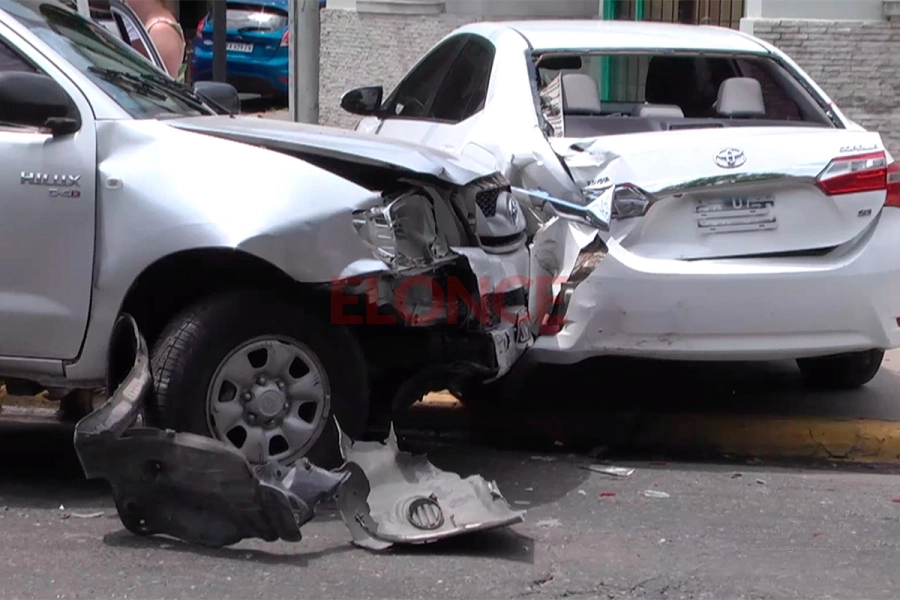 Importantes daños materiales tras violento choque (foto Elonce)