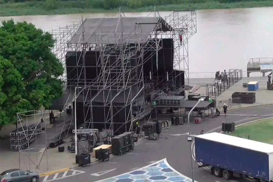 Avanza el armado del escenario principal de la Fiesta Nacional del Mate (foto Elonce)