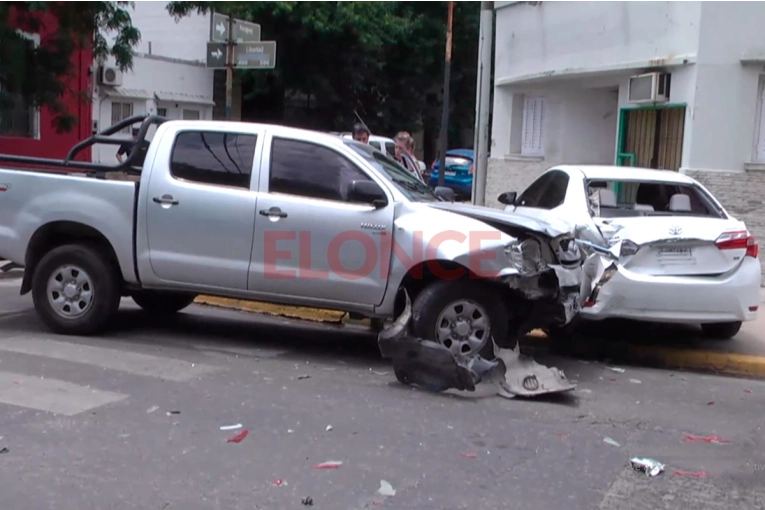 Importantes daños materiales tras violento choque entre auto y camioneta en esquina de Paraná