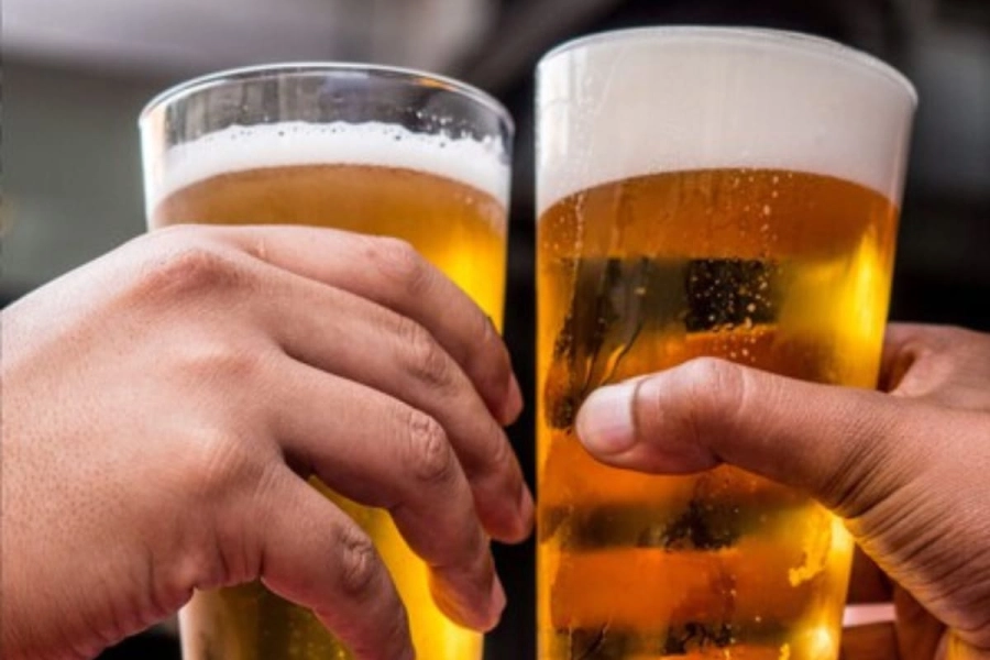 Evitar los excesos de alcohol por la deshidrataci&oacute;n.