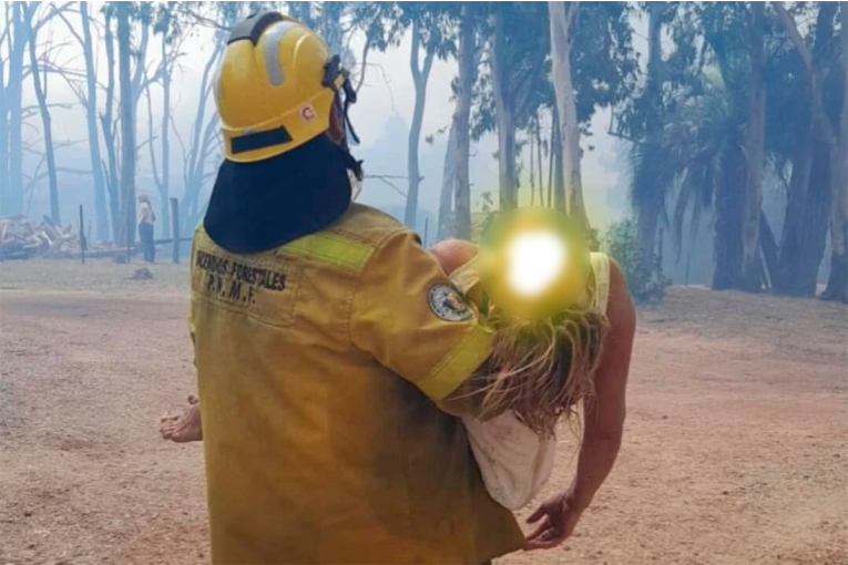 Mujer fue rescatada por bomberos tras descompensarse durante incendio