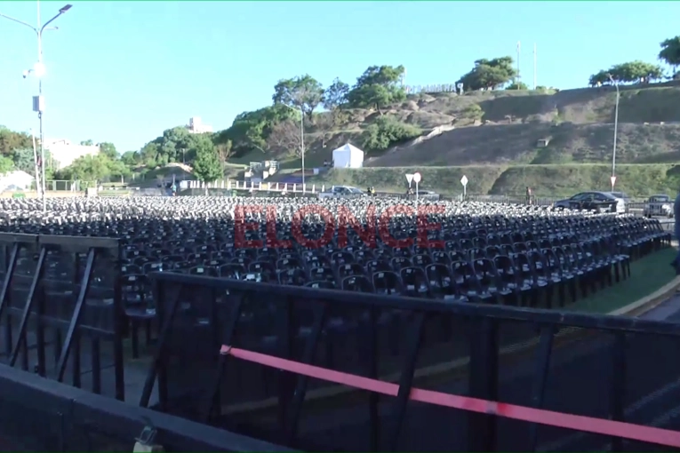 Fueron colocadas las sillas preferenciales para la 34º edición de la Fiesta Nacional del Mate